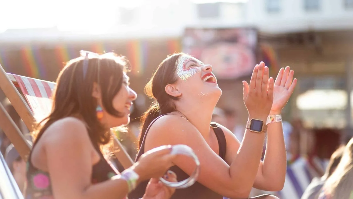 Femmes prenant un temps de repos dans l’espace détente de la Plage