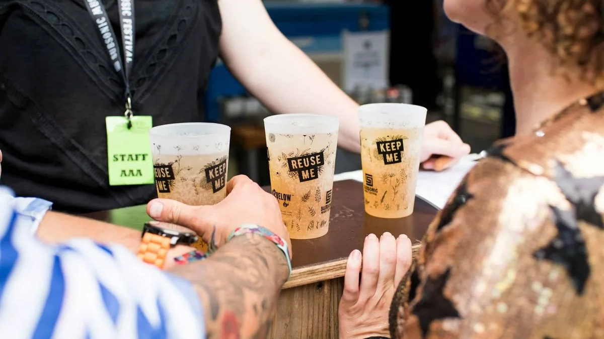 3 Eco-cup remplis de boisson servis au bar de la scène Plage