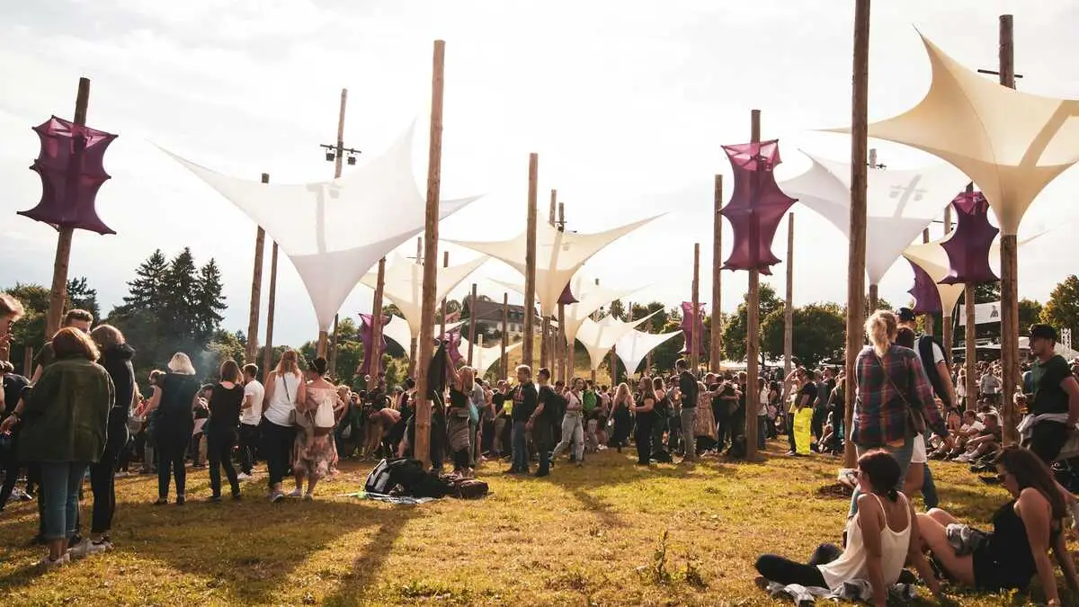 Festivaliers profitant de l’ombre dans l’espace détente de la Grande scène