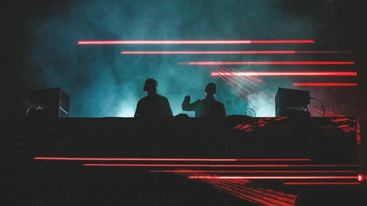 Deux DJ sur la scène de l’Esplanade de nuit