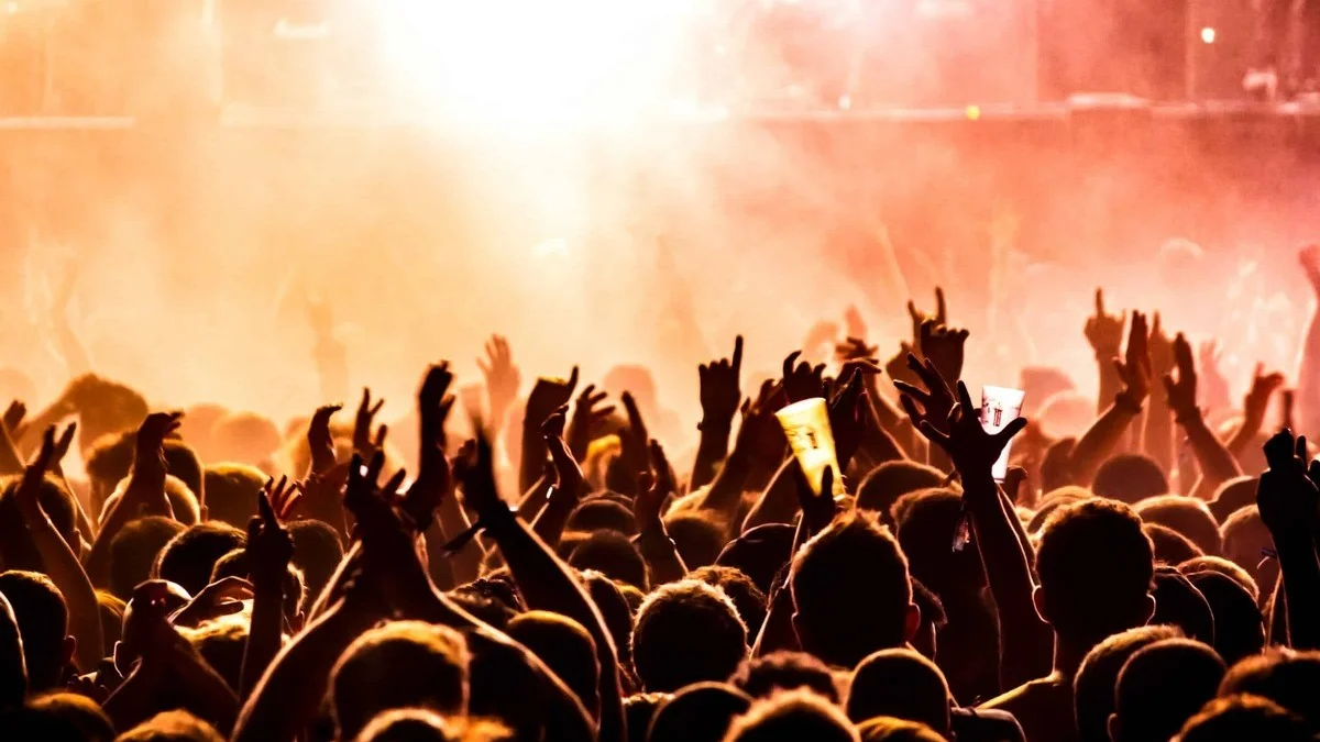 Festivaliers devant la Grande scène de nuit
