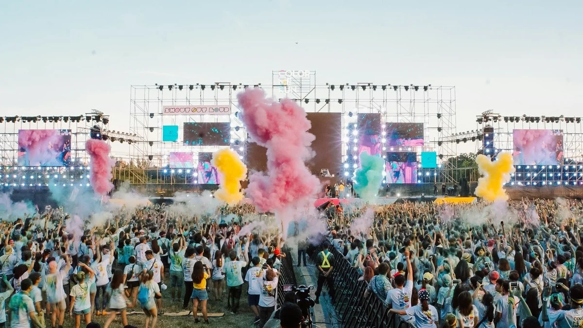 Festivaliers devant la Grande scène en journée