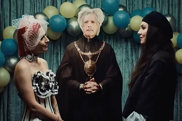 Visuel issu du clip de Lola par Superbus et Hoshi